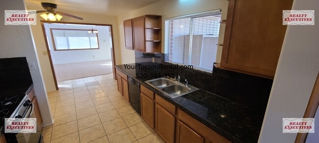 Building Photo - Grant & Silverbell Rd 3/1.5 with A/C $500 Security Deposit