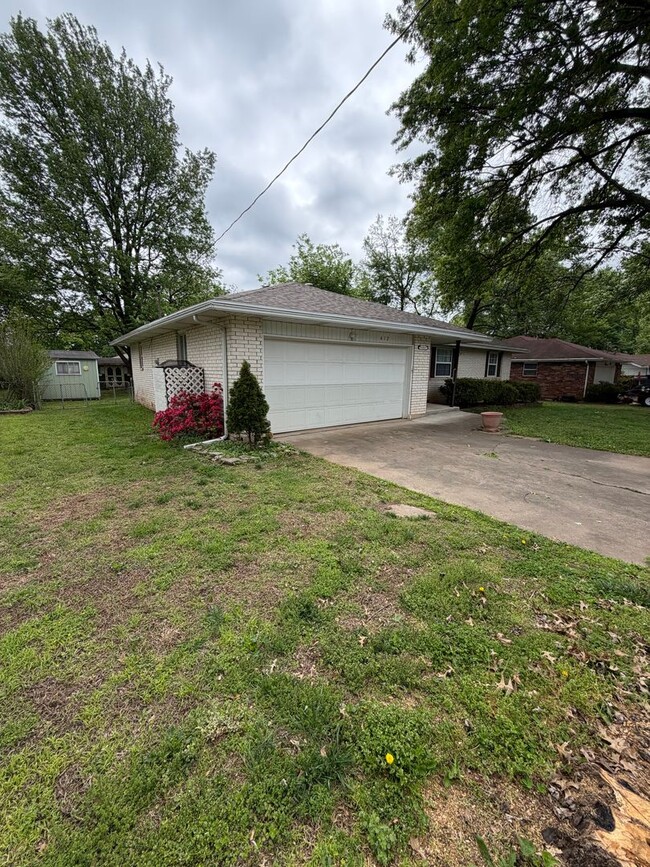 Building Photo - 3 Bedroom | 1 Bathroom | 2 Car Garage | Springfield MO!