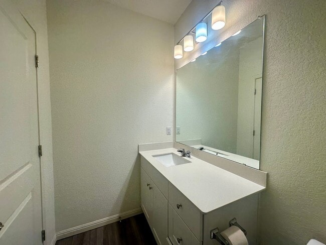 Building Photo - AVAILABLE NOW!!!