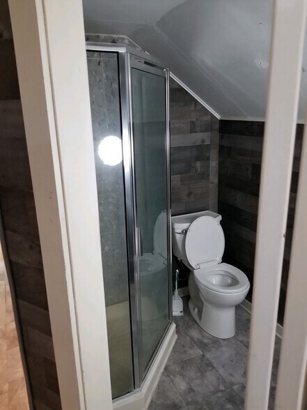 Toilet - 2221 Wildcat Creek Rd