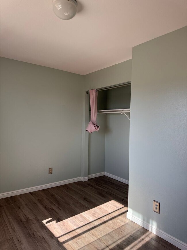 Building Photo - 660 Thistle Dr