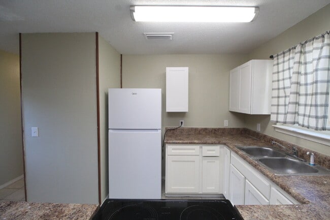 Building Photo - Updated 2BR Home with New Appliances Near Downtown – HUD Accepted
