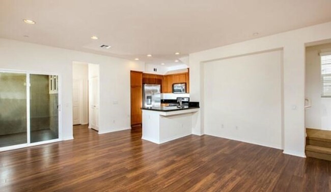 Building Photo - Riverpark Townhome