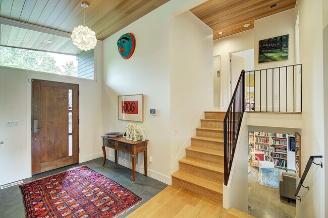 Building Photo - 4Bd/2.5Ba Seattle Home