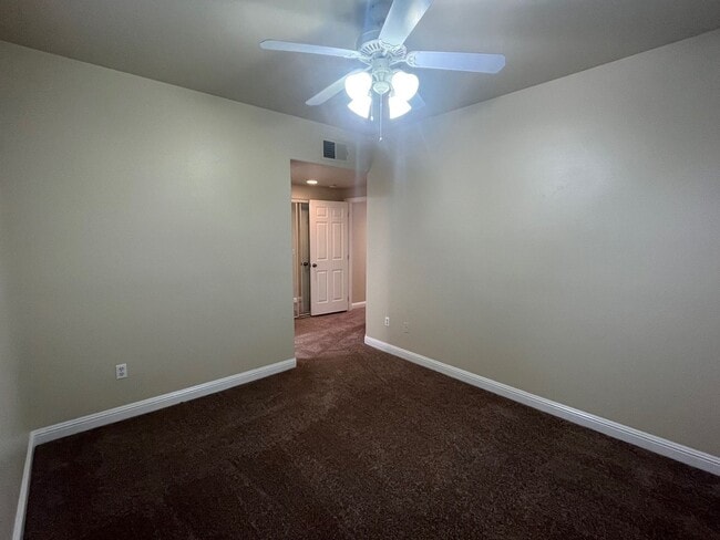 Building Photo - Spacious 2bed 2.5bath 3 story Condo with 1 car garage available in Westlake Parkway!