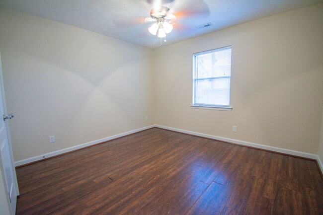 Building Photo - 3 Bedroom 2 Bathroom - Pets Allowed!