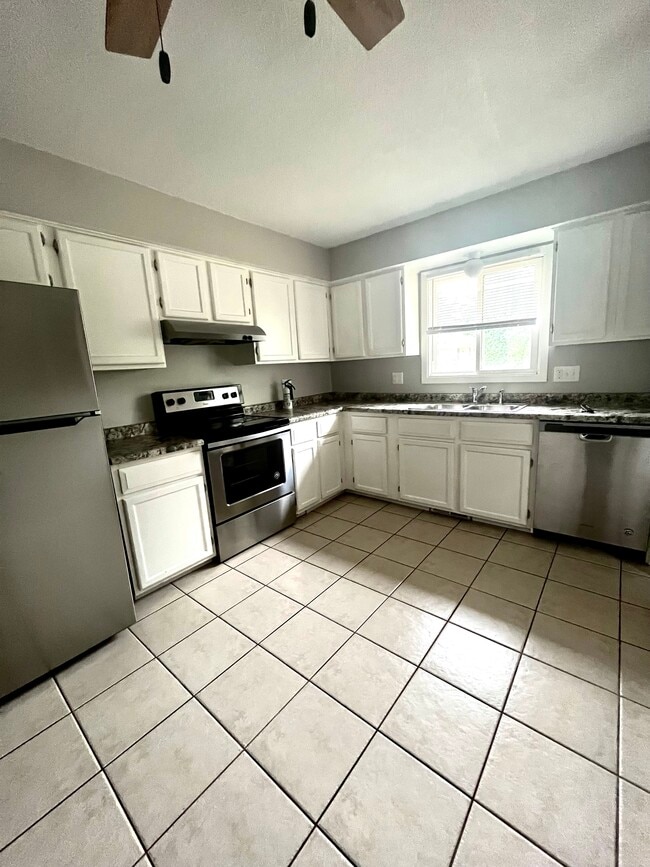 Building Photo - 502 Sunnyside Ln