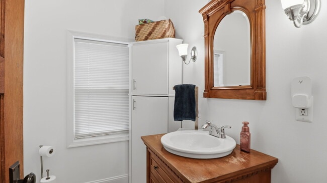 Building Photo - 30 Longfellow St NE