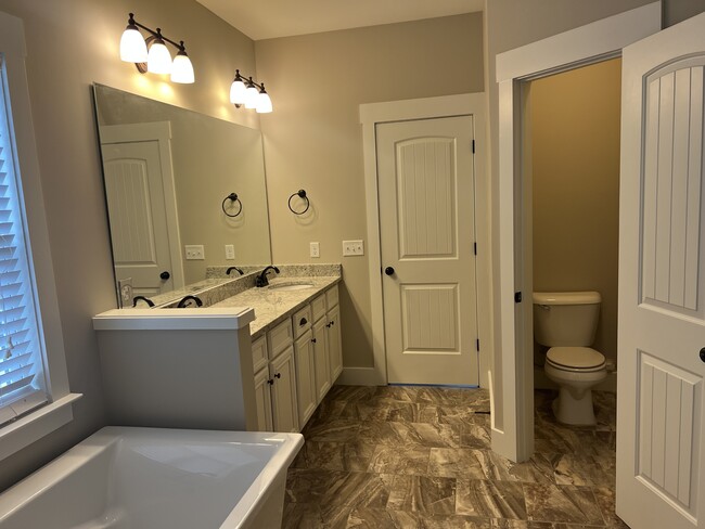 Building Photo - 5849 Longview Ln