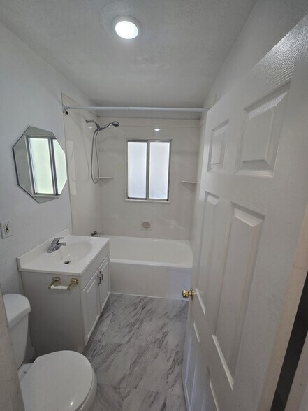 Building Photo - 509 W 200 S