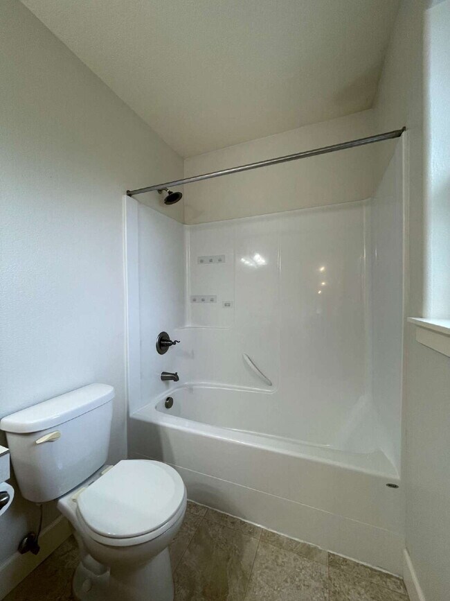Building Photo - 3 Bedroom / 2.5 Bathroom Home with Attached Garage & Fenced Backyard