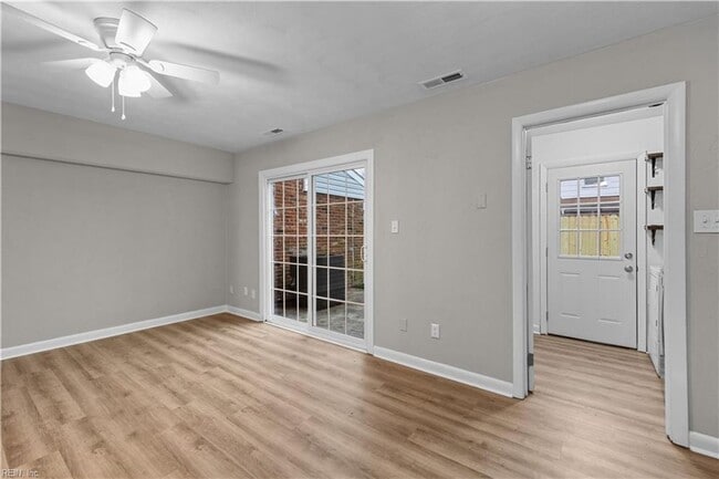 Building Photo - Updated Townhome in Virginia Beach