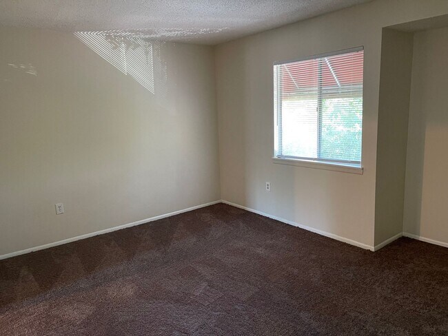 Building Photo - Large 2 Bedroom, 1 1/2 Bathroom Condo Available Immediately!