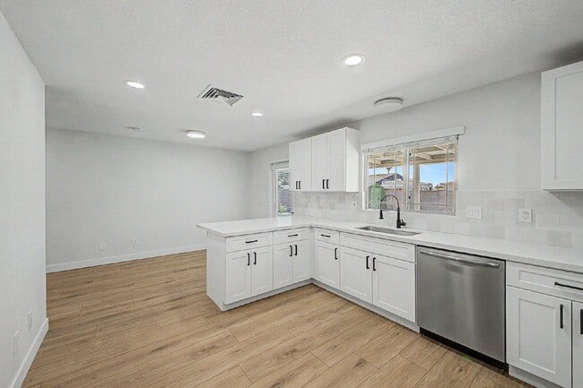 Building Photo - 2303 E Inverness Ave