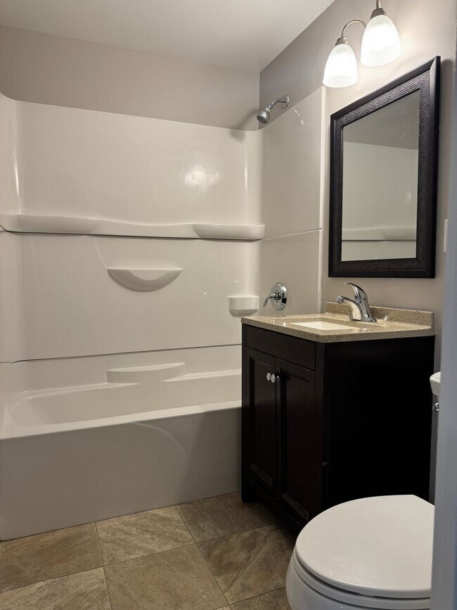 Building Photo - 4 Butternut Ln