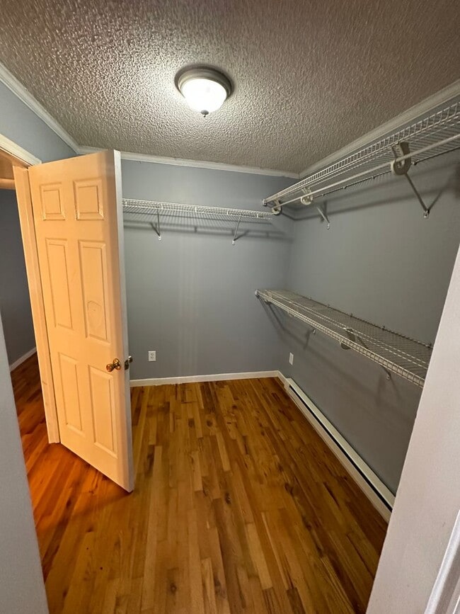 Building Photo - 3 bed 2 bed house in Henrico! Big yard, la...