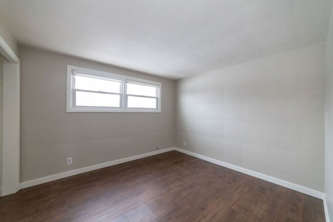 Building Photo - 172-172 NE Juniper St