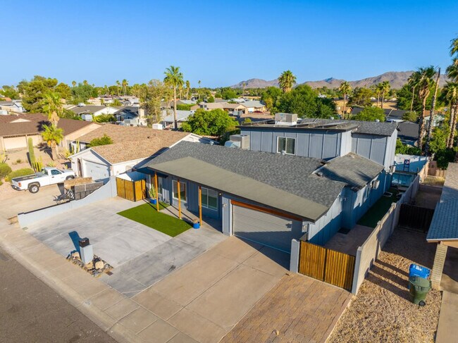 Building Photo - 3733 E Dahlia Dr