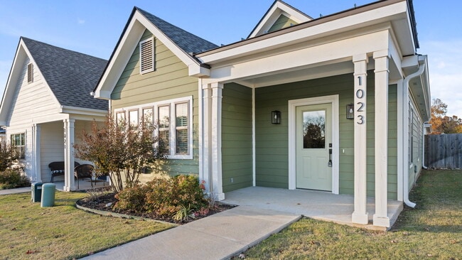 Building Photo - 1023 NE Hts Ln