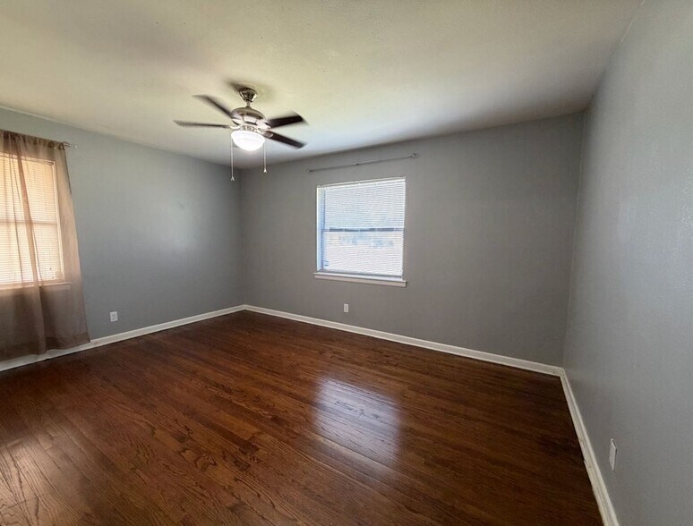 Building Photo - 2104 Hillburn Dr