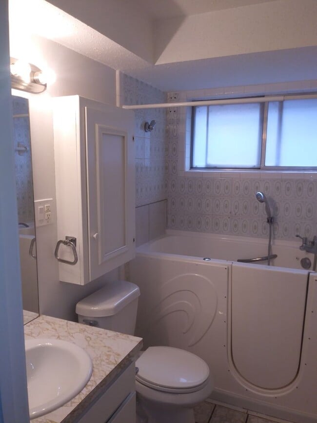 Building Photo - 2 Bed, 1.5 Bath, 2 Car Garage