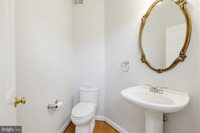 Building Photo - 10635 Hillingdon Rd