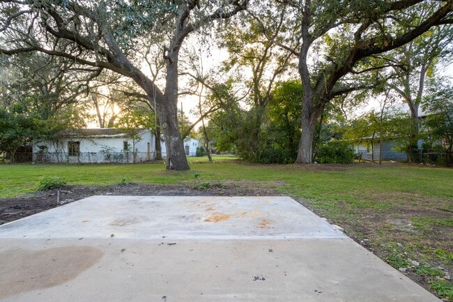 Building Photo - 918 Front St