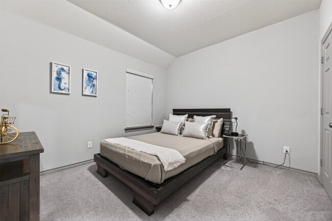 Building Photo - 6 Log House Ct