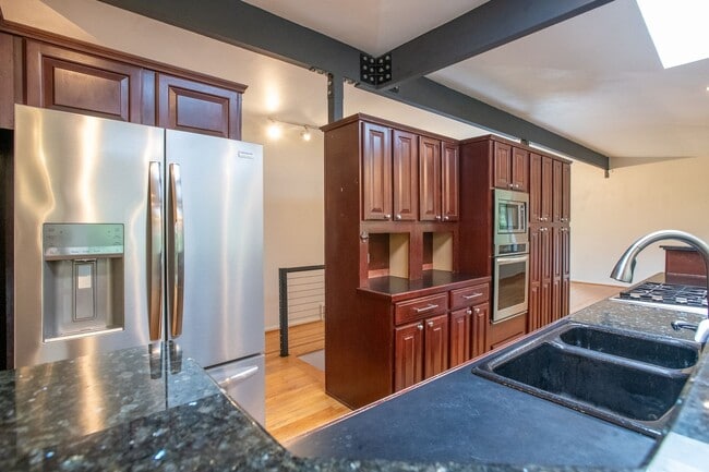 Building Photo - Magnolia 4 bedroom, 3 bathroom