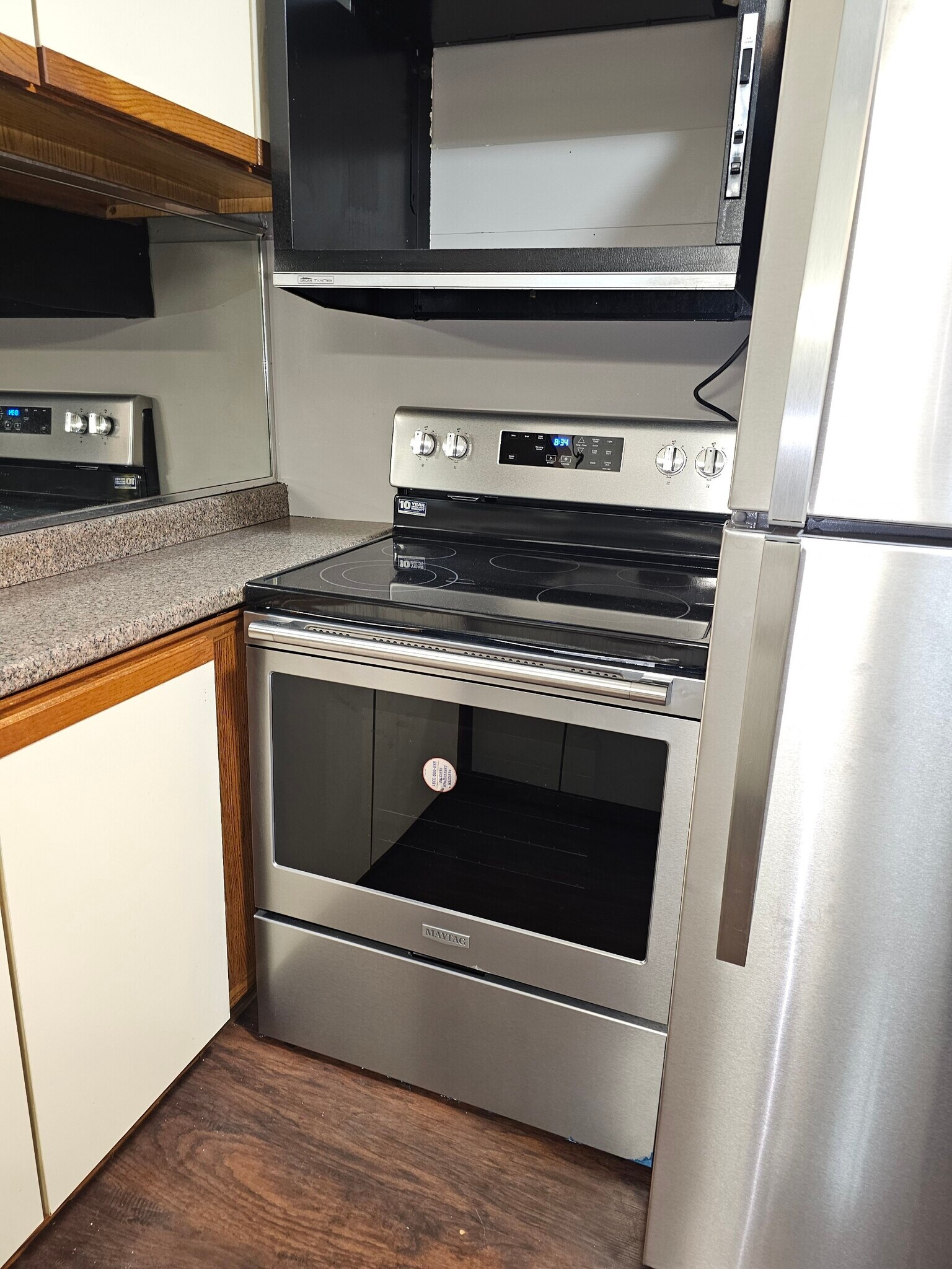 Building Photo - 8801 Schneider Ave