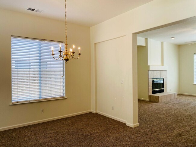 Building Photo - $2,690 Peach & Alluvial, Pool + Clovis Trail Access | W. Fallbrook Ave, Clovis