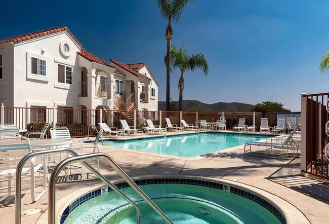 Building Photo - Sun Ridge 1 bedroom ground level beauty! T...