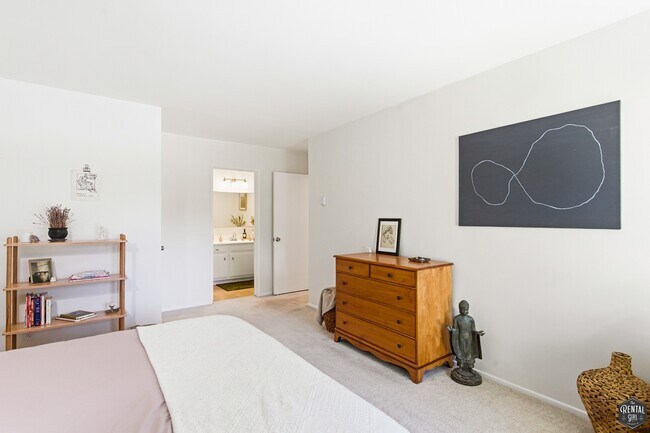 Building Photo - 5625 Green Valley Cir