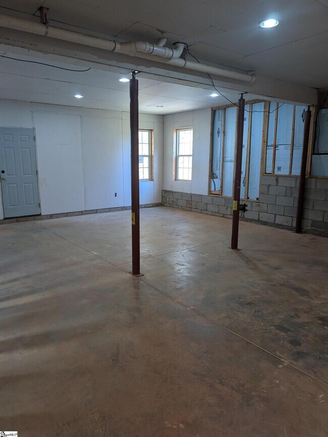 Building Photo - 154 S Lake Emory Dr