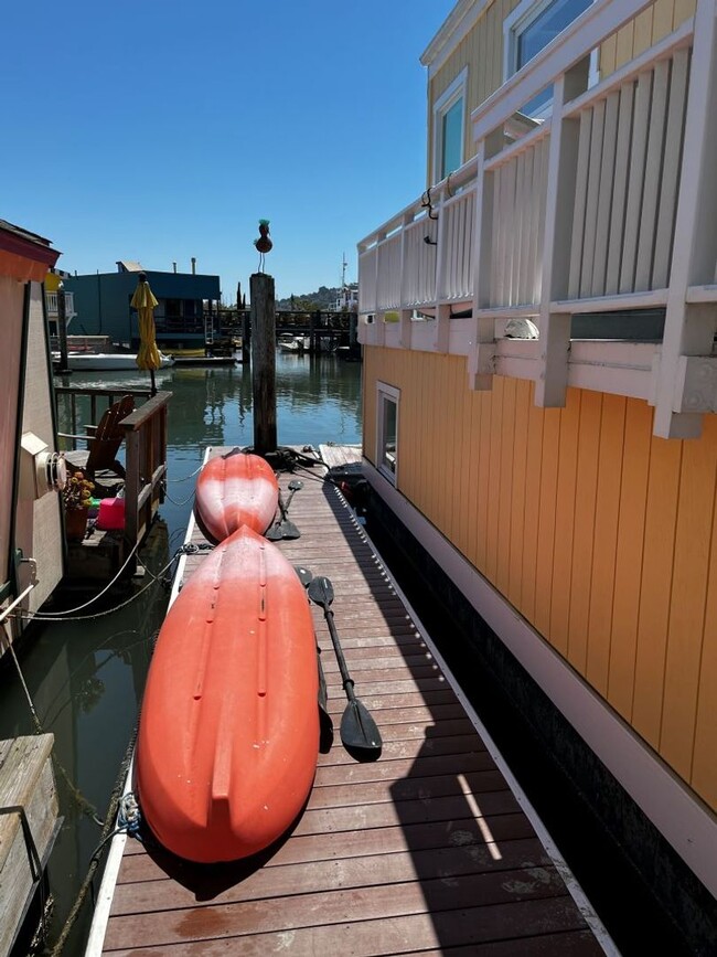 Building Photo - Adorable Sausalito Houseboat Fully Furnish...