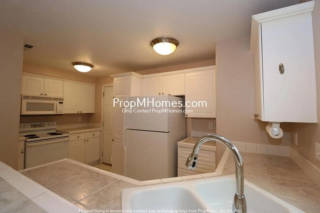 Building Photo - Three Bedroom Gem Close to Intel & Nike!