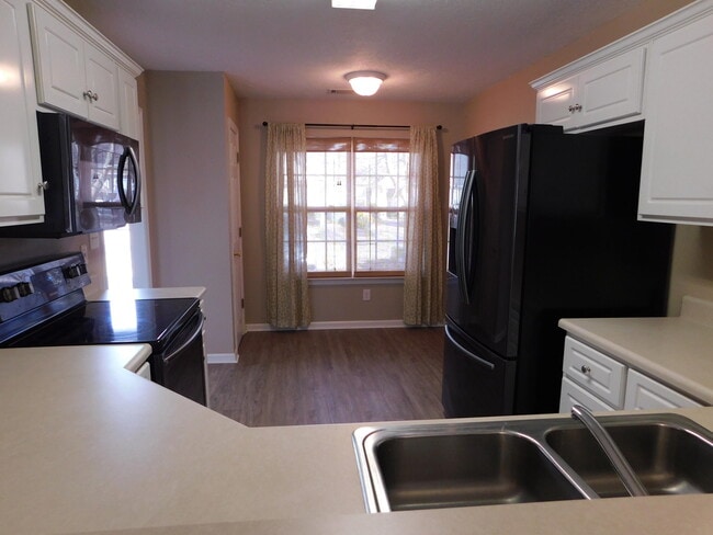 Building Photo - 135 Photinia Dr