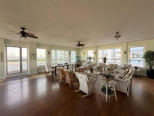 Building Photo - Historic 1BD in The Sovereign | New Appliances | Rooftop Access | Pet Friendly