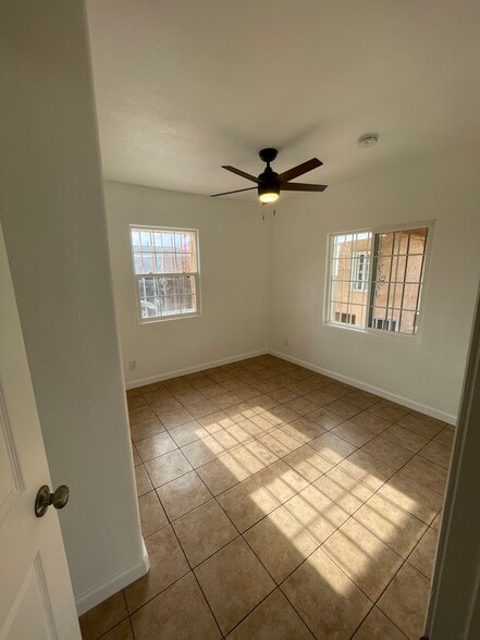 Building Photo - 1030 E 46th St