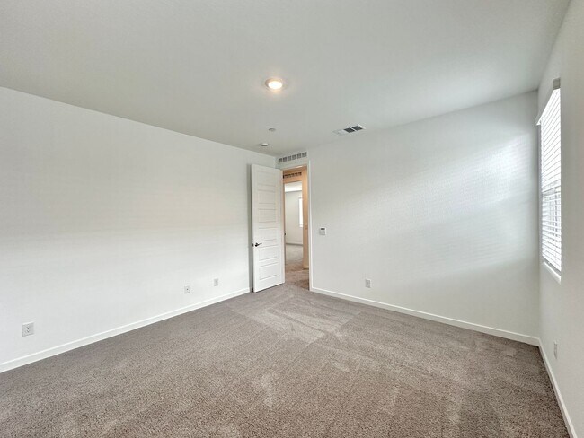 Building Photo - 563 Mountain Robin Ave