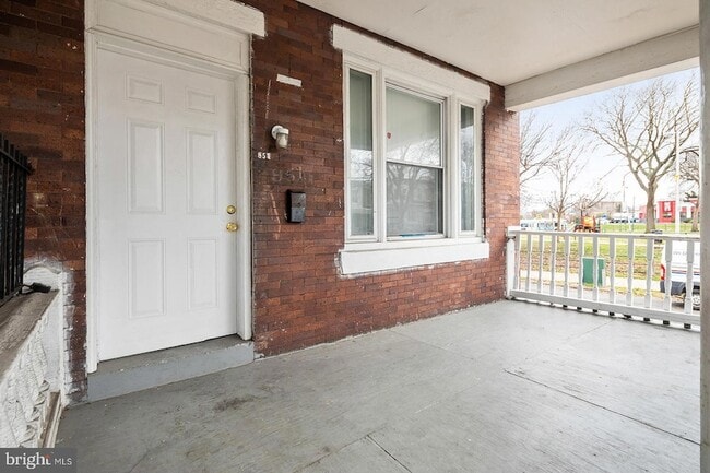 Building Photo - 851 S 57th St