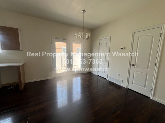 Building Photo - Beautiful Draper Town Home