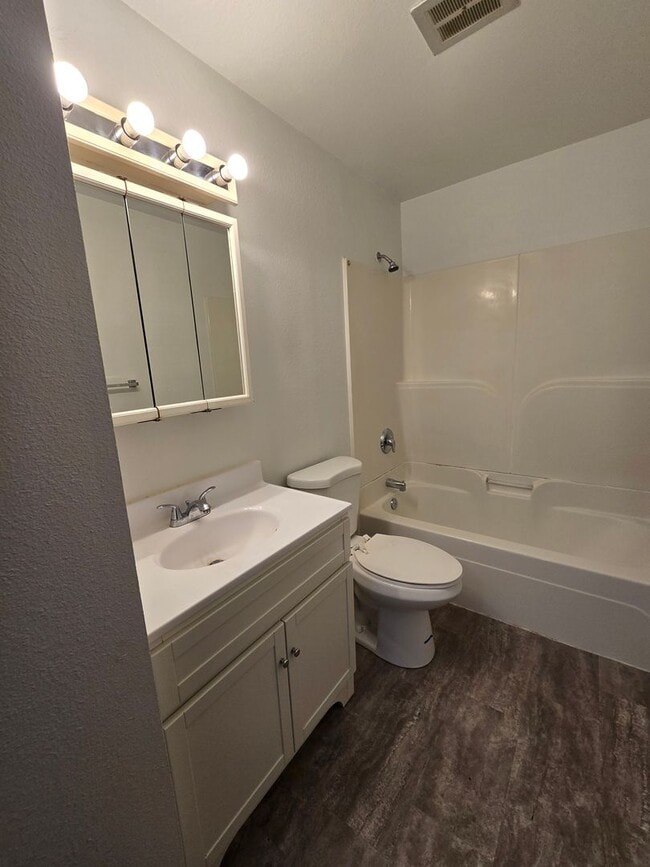 Building Photo - 1818 W 5th St