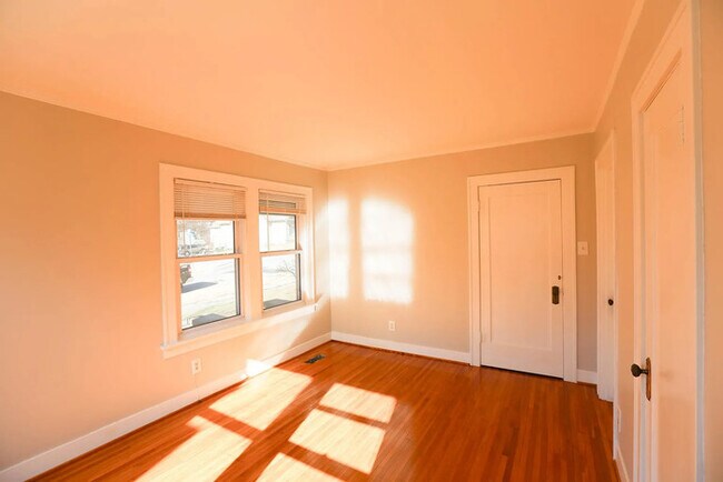 Building Photo - 723 N Monroe St