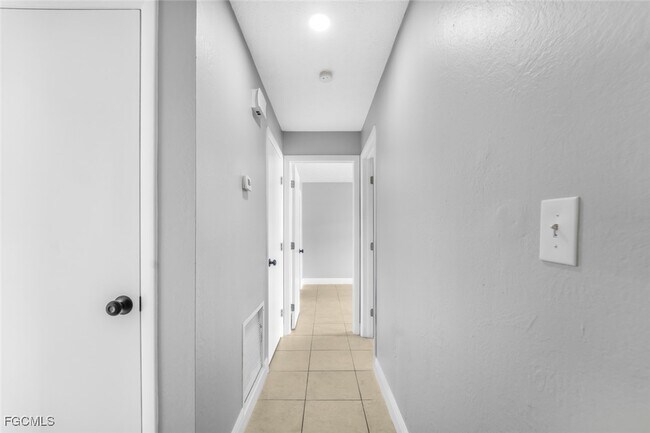 Building Photo - 2935 SE 15th Pl