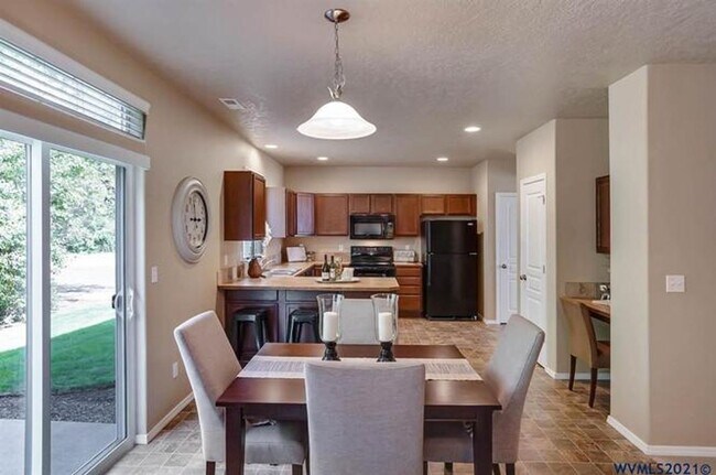 Building Photo - 848 NE Millstream Pl