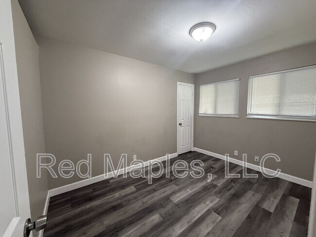 Building Photo - 10877 Spring Garden Dr