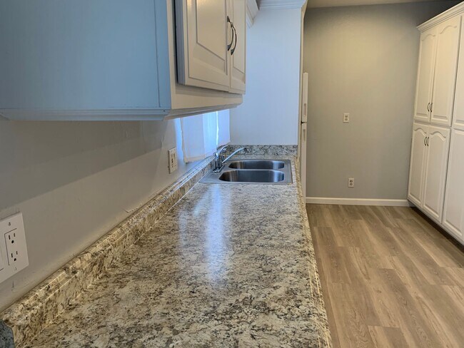 Building Photo - Beautifully upgraded interior, one dog considered.