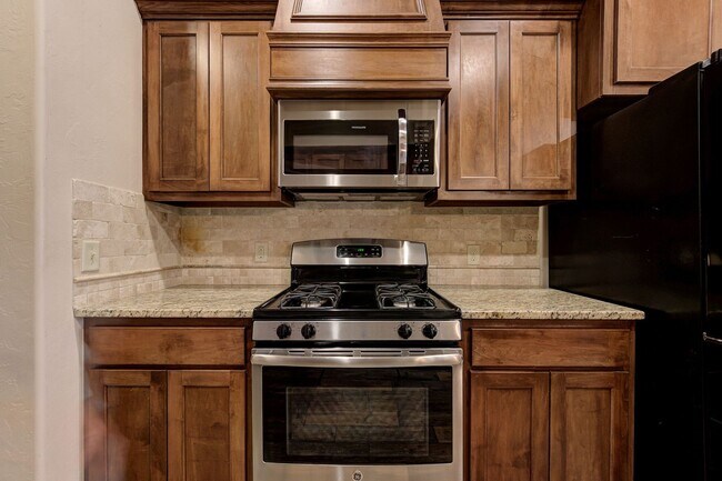 Building Photo - Beautiful & Large 4 Bed 2 Bath Home in Edmond!