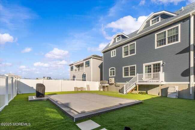 Building Photo - 1613 Ocean Ave